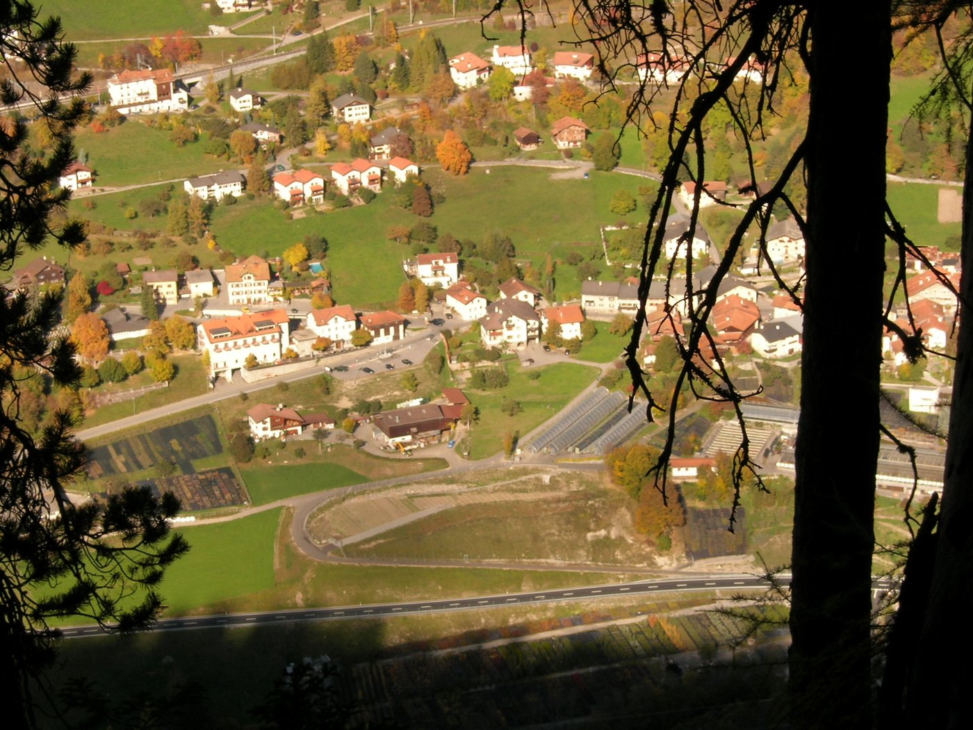 Blick von oben auf den Betrieb von Nicole Heinrich. Er befindet sich in der Bildmitte. (Bild zVg)