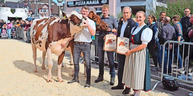 Schöneutersiegerin und Vize-Miss-Wega Kaja von Familie Huggel (links) und Miss Wega 2024 Nelke von der BG Ruch-Bachmann zusammen mit TMP-Geschäftsführer Jürg Fatzer und Ehrendame Beata Schönenberger.