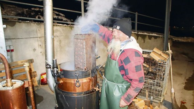 Andreas Grunwald vom Weingut Wiesendanger garte die Treberwürste in einer Brennblase.