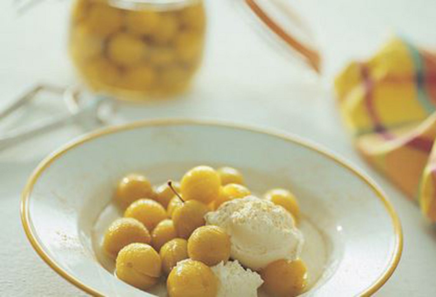 Mirabellen mit Ingwer-Rahm. (Swissmilk)