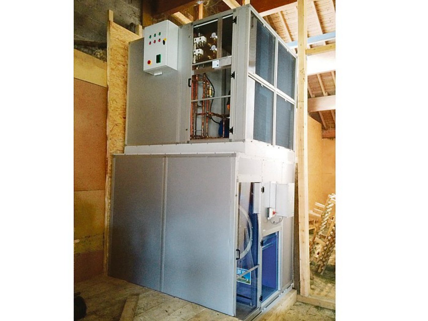 Heutrocknungstower mit Ent-feuchter und Ventilator (Bild zVg)