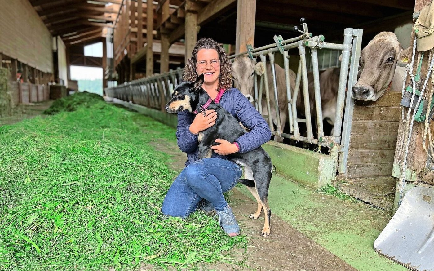 Am liebsten ist Ramona Ammann im Stall – beim Melken, Füttern, Abkalben oder Klauenschneiden. Immer mit dabei ist ihr Hund Ohana. Der Australian Working Kelpie bewährt sich als Hüte- und Treibhund. 