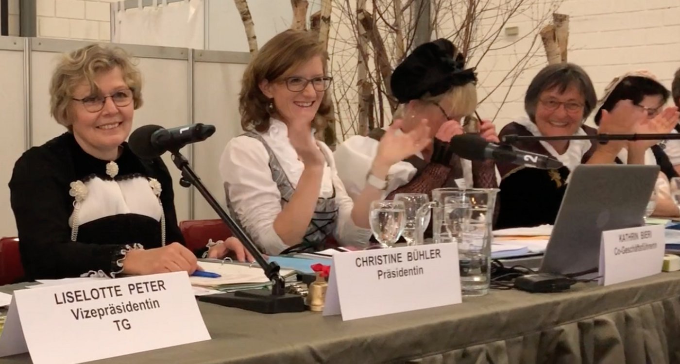 Auf den langanhaltenden Applaus zu ihrer Wiederwahl als Präsidentin, reagiert Christine Bühler gewohnt bescheiden.