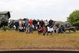 Die Gruppe vor dem Denkmal in Montevideo, Hauptstadt von Uruguay. Es zeigt die Besiedlung des Landes mit Ochsenkarren im 19. Jahrhundert. 