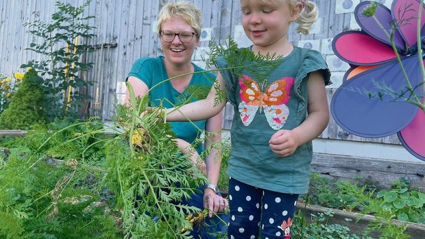 Yvonne Lustenberger mit Tochter Leonie im Garten der Spielgruppe. Hier lernen die Kinder etwa, dass Rüebli nicht «gruusig» sind, nur weil bei der Ernte noch Erde daran klebt.