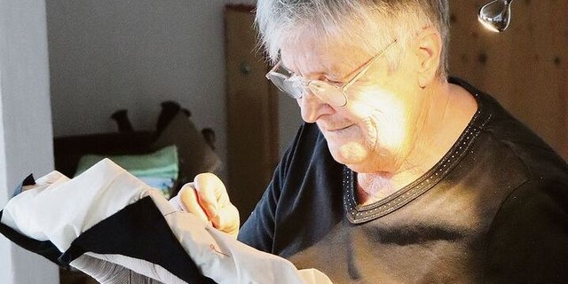 Trachtenstickerei ist ein zeitaufwendiges Hobby. Elsbeth Kurath braucht für eine einzige Tracht 120 Stunden – und dies bei voller Konzentration.