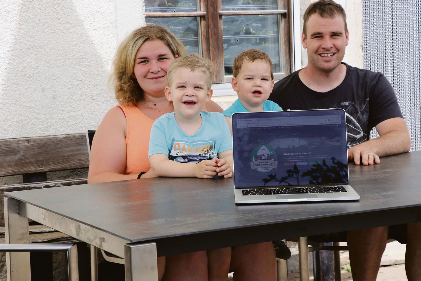 Cindy und Jérémy Vermeille, hier mit ihren Kindern, betreiben die Evrasse-Farm in Le Bémont und nutzen Social Media für die Vermarktung der Hofprodukte. (Bild Martine Romanens)