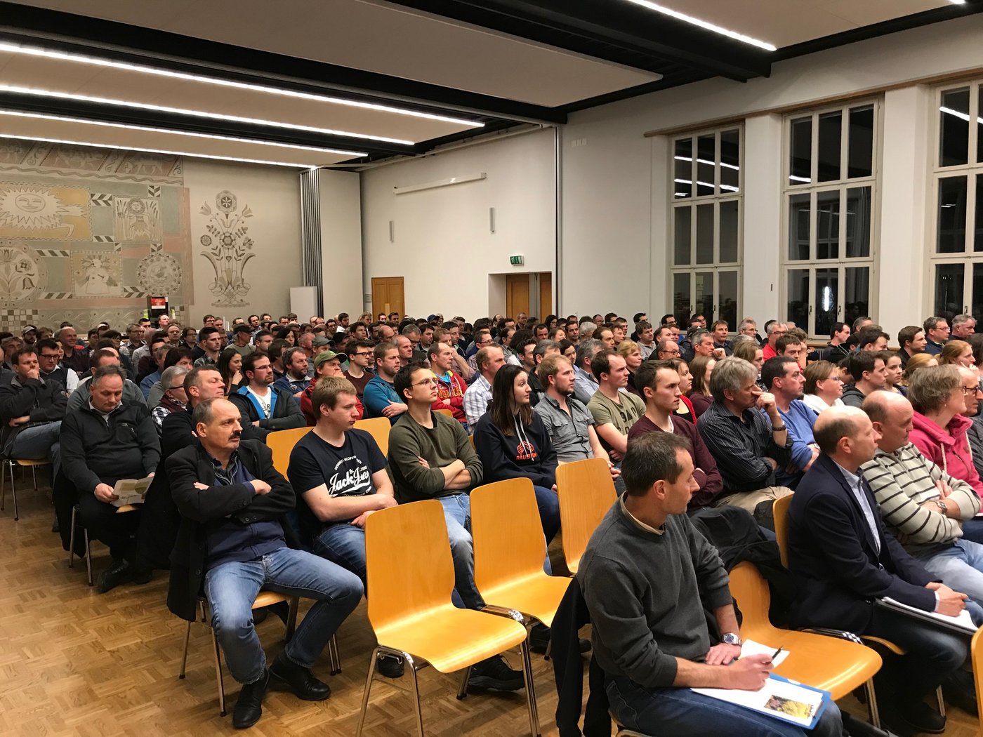 Fast volles Haus am Inforama Rütti: Das Thema Pflanzenschutz mobilisiert. (Bild akr)