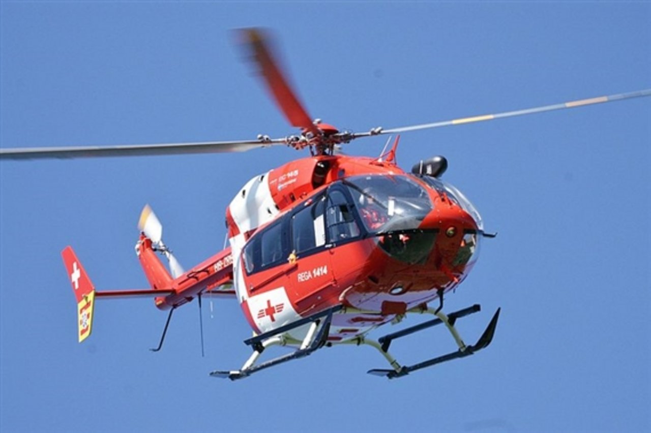 Ein Rettungshelikopter musste den Verletzten ins Spital fliegen. (Symbolbild Daniel Steger) 