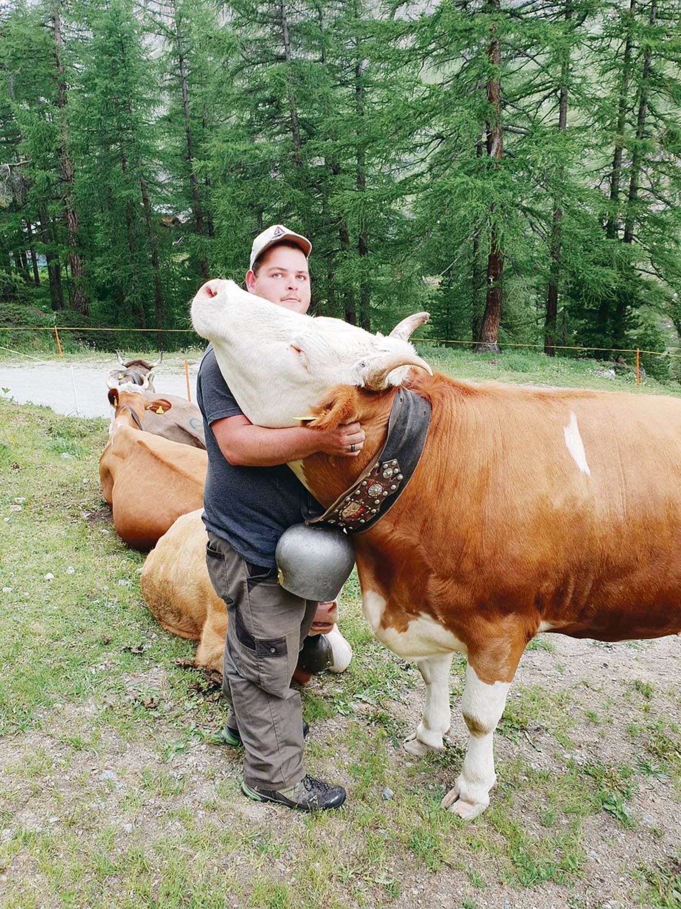 Der Walliser Christian Schuler und seine Raja haben einander sichtlich gern. Raja stammt aus eigener Zucht.(Bild Christian Schuler)