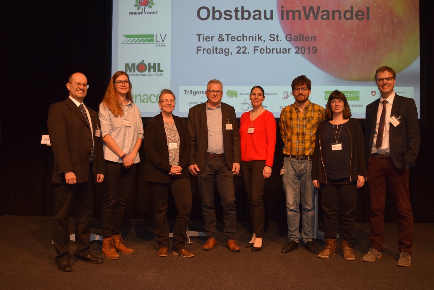 Sie diskutierten darüber, in welche Richtung sich die Obstbranche in Zukunft bewegen muss (v.l.n.r.): Jimmy Mariéthoz (SOV), Diana Zwahlen (Agroscope), Franziska Zavagli (CTIFL), Podiumsleiter Richard Hollenstein, Alice Chalupny (Fenaco), Grégoire Tombez (Warm Consulting Group), Sarah Perren (Agroscope) und Tagungsleiter Andreas Naef (Agroscope). (Bild sgi)
