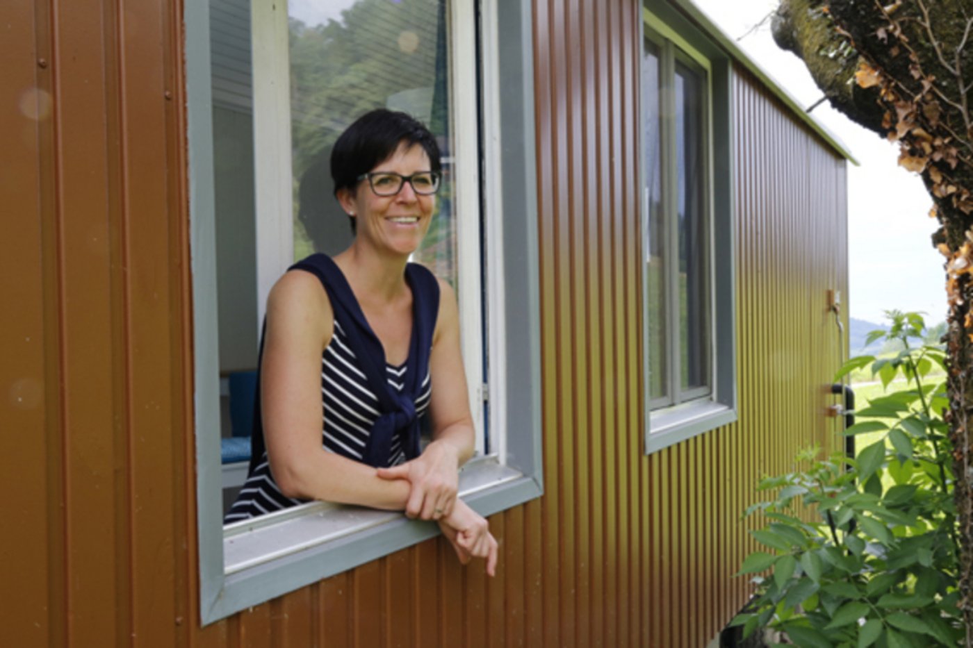 Doris Pfister aus Freienstein-Teufen ZH im umgebauten Bauwagen. 