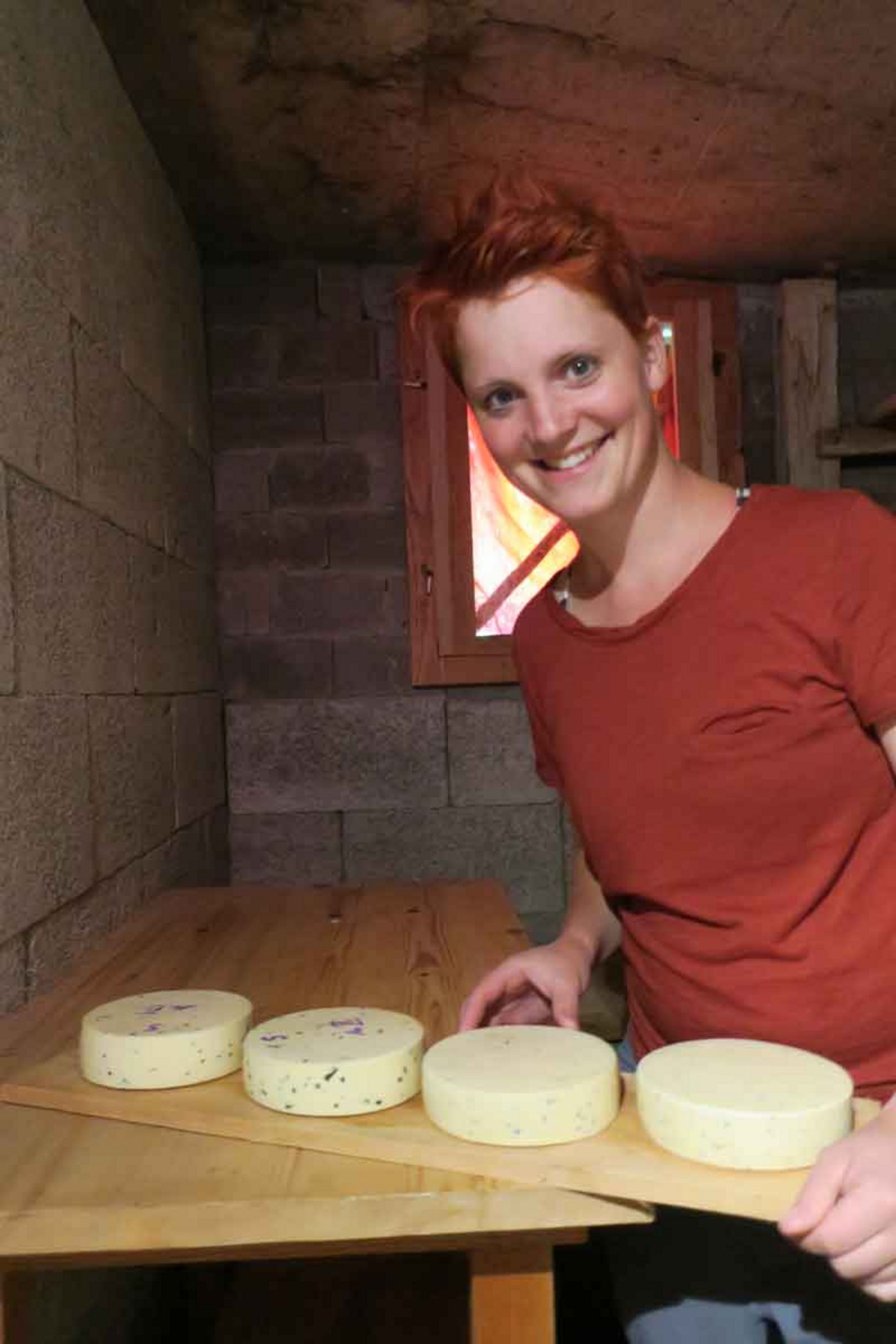 Luzia Gisler im Käsekeller.