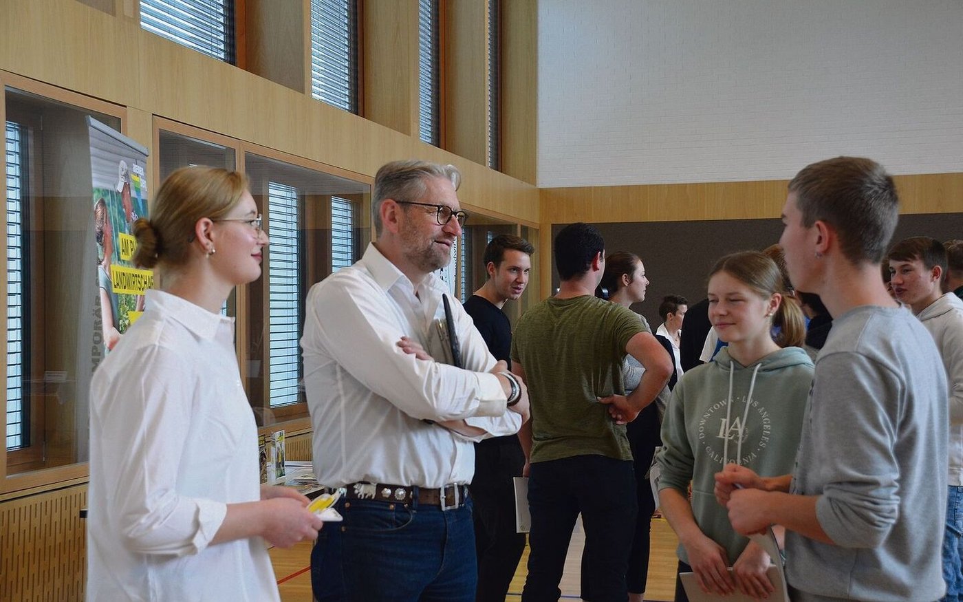 Anna Santo (Tochter des Geschäftsführers Joe Santo) und Joe Santo von Santokom hören zu und beantworten Fragen. 