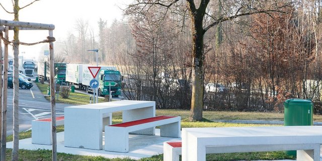 Hotspot Autobahnraststätte: Weggeworfene Essensreste aus ASP-Regionen bergen grosses Gefahrenpotenzial für die hiesigen Schweinehaltungen.