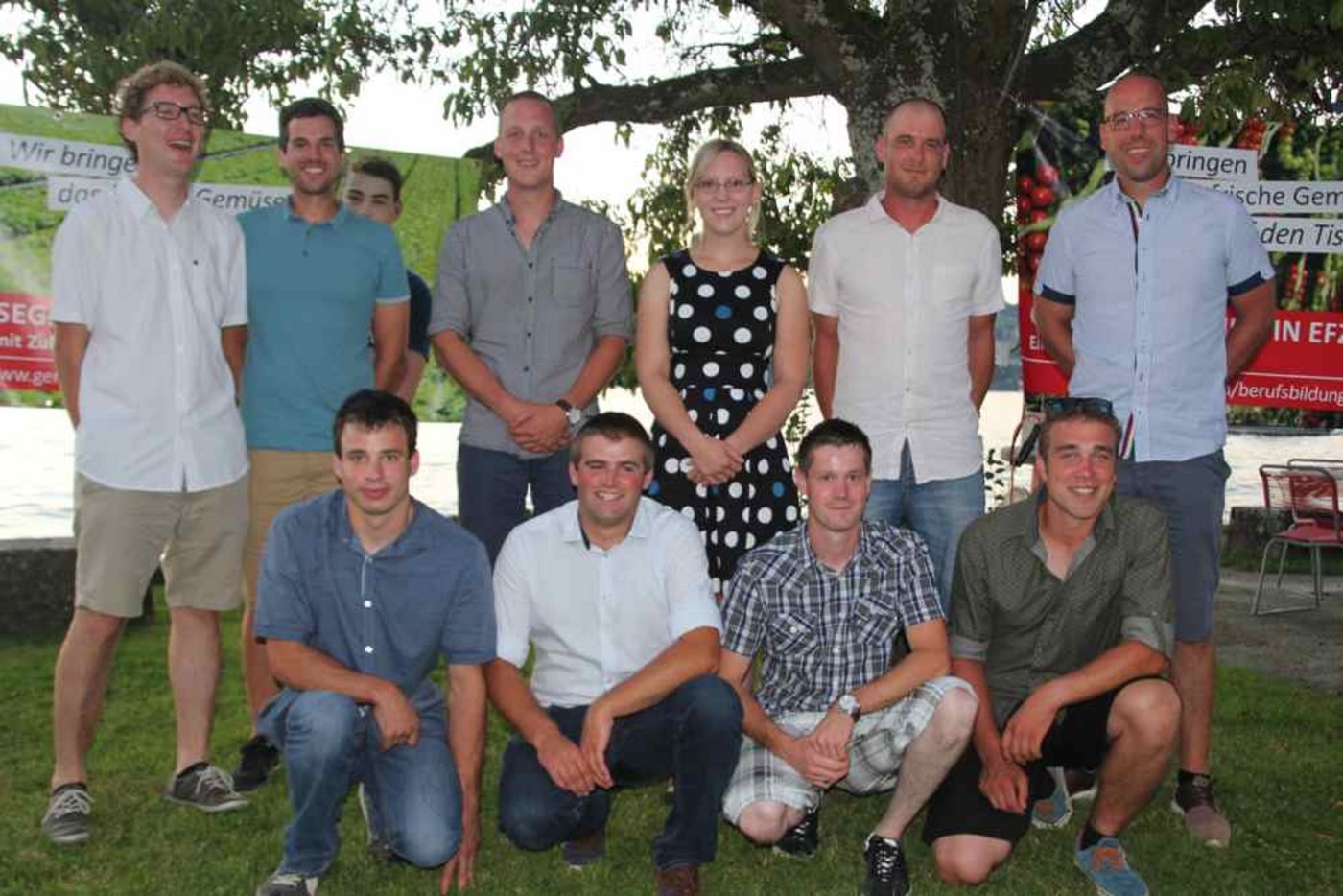 Die neuen Gemüsegärtnermeisterinnen und -meister: Hinten v.l. Armin Risch, Rheineck SG; Benjamin Kramer, Galmiz FR; Raphael Sommer, Muntelier FR; Susanne Schurter, Winkel ZH; Simon Gabathuler, Zürich; Michael Moser, Kerzers FR; vorne v.l. Fabian Züttel, Ins BE; Daniel Britschgi , Diepoldsau SG; Stefan Soder, Möhlin AG; Kilian Boog, Hünenberg ZG. (Bild zVg)