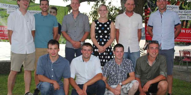 Die neuen Gemüsegärtnermeisterinnen und -meister: Hinten v.l. Armin Risch, Rheineck SG; Benjamin Kramer, Galmiz FR; Raphael Sommer, Muntelier FR; Susanne Schurter, Winkel ZH; Simon Gabathuler, Zürich; Michael Moser, Kerzers FR; vorne v.l. Fabian Züttel, Ins BE; Daniel Britschgi , Diepoldsau SG; Stefan Soder, Möhlin AG; Kilian Boog, Hünenberg ZG. (Bild zVg)