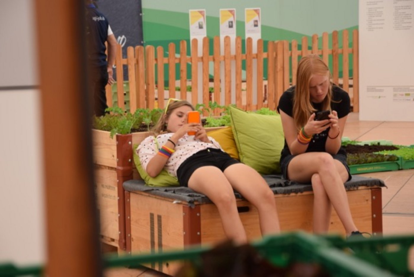 Chillen bei Gemüsekisten: Offenbar ist der Besuch der Swiss Skills teilweise auch anstrengend. 