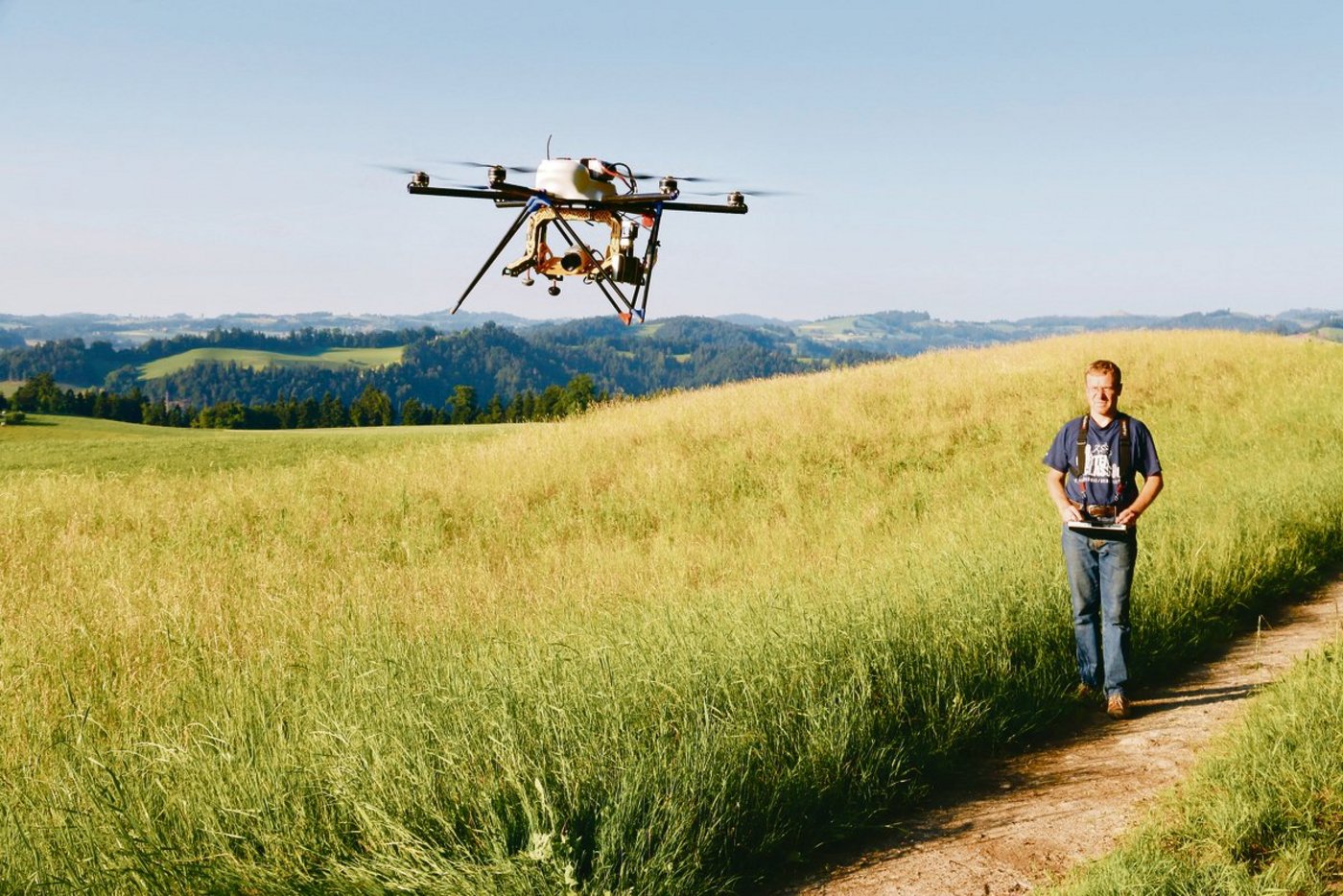 Ein Multikopter mit Wärmebildkamera beim Absuchen einer Heuwiese. (Bild Rehkitzrettung Schweiz)