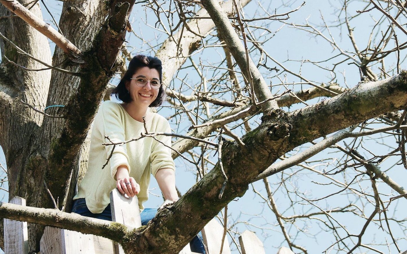 Evelyne Gasser in luftiger Höhe: «Während des Lockdowns im Frühling 2020 realisierten wir endlich unser gemeinsames Familienprojekt, unser Baumhaus», sagt die neue Präsidentin der Bäuerinnen und Landfrauen beider Basel. 