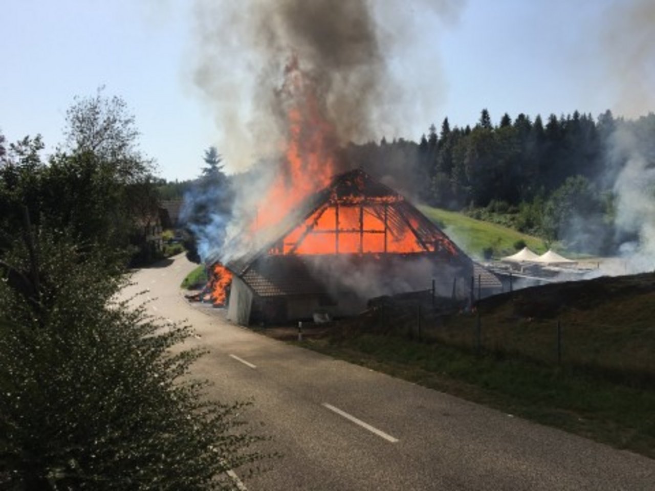 Den Einsatzkräften gelang es, das Feuer unter Kontrolle zu bringen. (Bild Kantonspolizei Aargau)