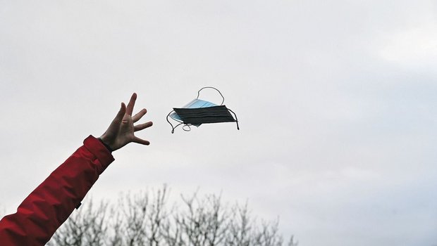 Das flächendeckende Maskentragen gehört der Vergangenheit an. Ob die Dinger aber im Alltag ganz verschwinden werden? 