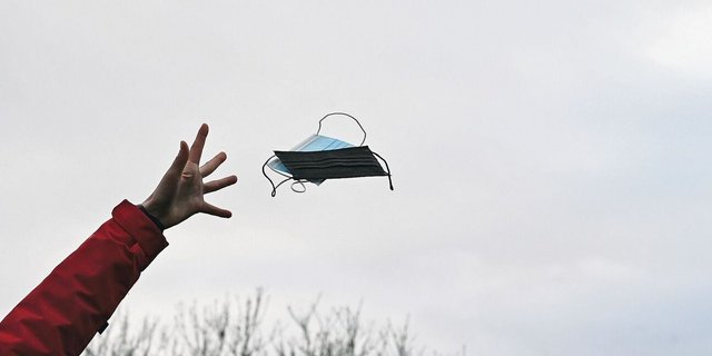 Das flächendeckende Maskentragen gehört der Vergangenheit an. Ob die Dinger aber im Alltag ganz verschwinden werden?  