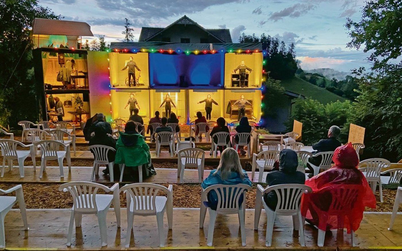 Optisch wären die sehr abenteuerlustigen Männer und Frauen auf der Moosegg zwar sozial distanziert, aber das Bild täuscht.(Bild akr)