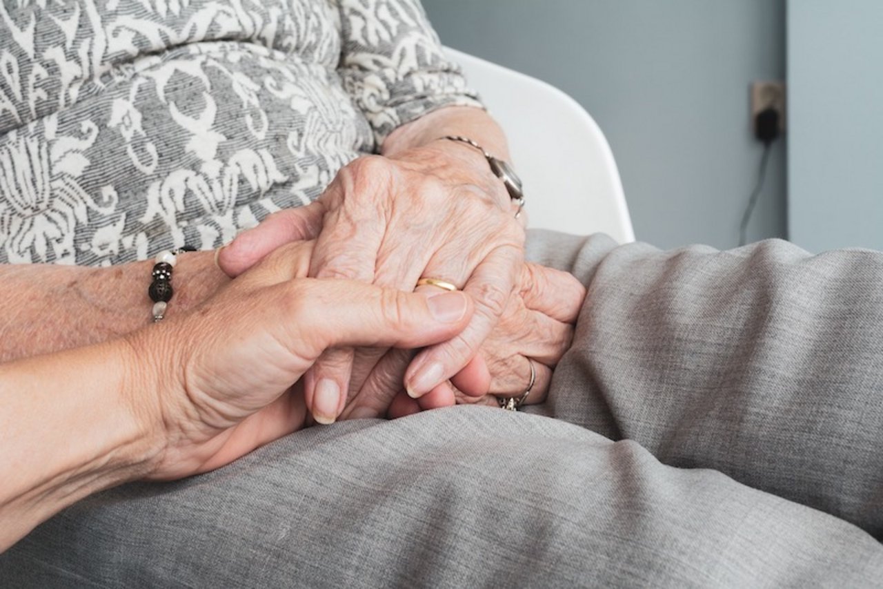 Dasein ist beispielsweise Palliative Care: Wenn ein Mensch unheilbar krank ist, hilft Zuwendung. (Symbolbild Pixabay) 