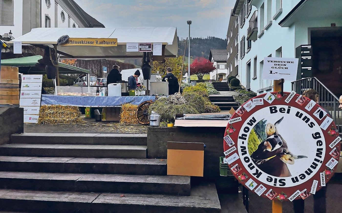 An diesem bäuerlich geprägten Stand waren mehrheitlich Speis und Trank im Angebot. Rechts ist das bei Gross und Klein beliebte Glücksrad zu sehen.