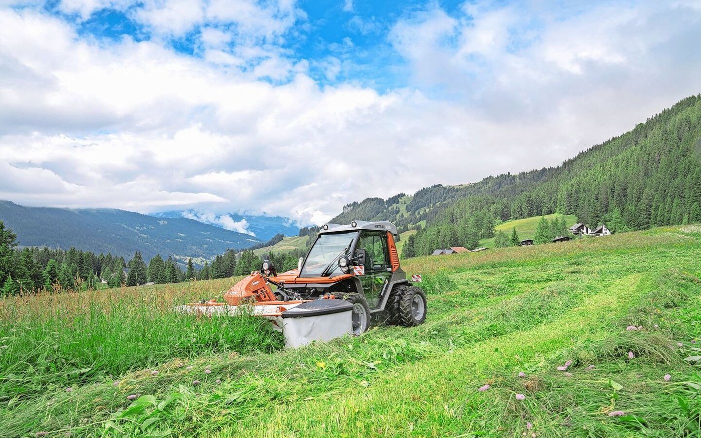Mit dem Oberlenker «spielen», damit die Schnitthöhe stimmt: Das ist nicht empfehlenswert. Denn es verhindert einen sauberen Schnitthorizont und hindert den Bestand somit an einer gleichmässigen Bestockung im Folgeaufwuchs. Besonders in der Bergzone wird oftmals deutlich zu kurz gemäht.