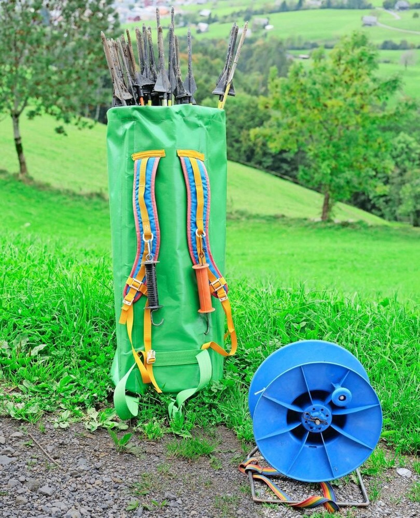 Eine clevere Idee gut umgesetzt: Die Bergbäuerin hat sich aus handelsüblichen Materialien einen Rucksack für ihre Steckpfähle genäht. 