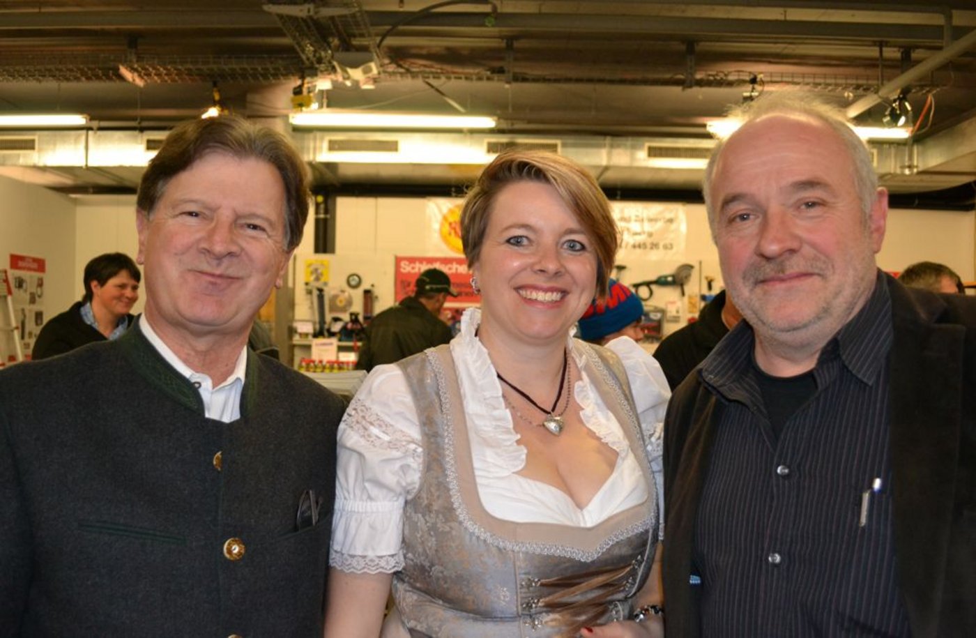 Verlagsleiter Edi Häusler (links) und Redaktorin Daniela Joder freuten sich über einen «alten Bekannten», SVP-Grossrat Samuel Graber, der jährlich am Leser-Apéro teilnimmt. (Bild Alois Heinzer)