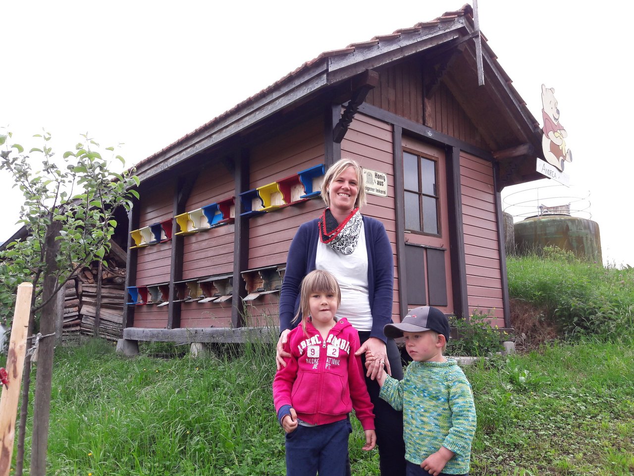 Petra Rohrer-Stimming mit ihren beiden jüngeren Kindern Andrea und Marco. Es freut sie, dass sie auf einem Bauernhof aufwachsen. (Bild Paula Halter)
