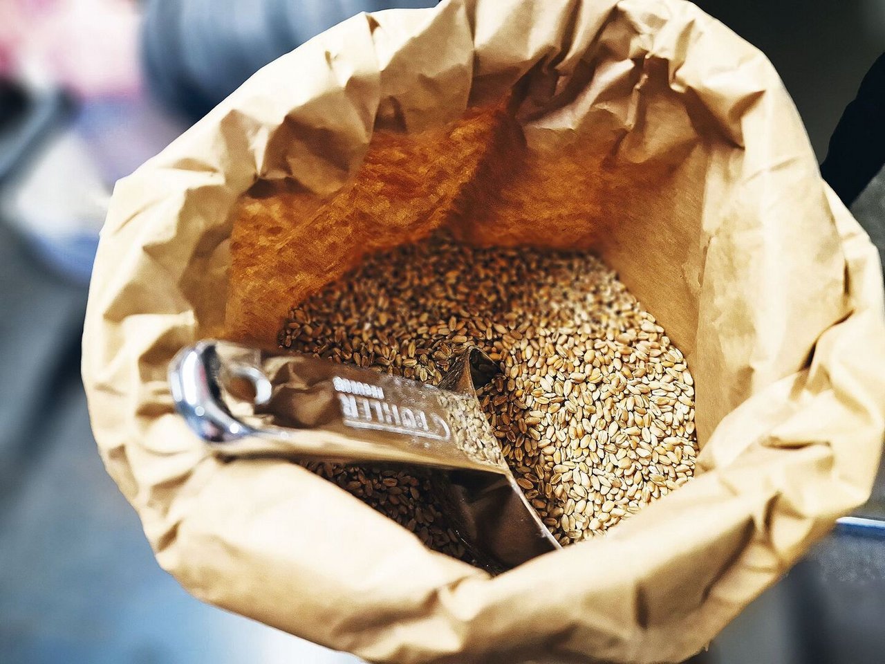 Aus Getreide wird Mehl – aus Mehl wird Brot. Die Familie Beck pflegt einen engen Austausch mit den Produzenten aus der Region.