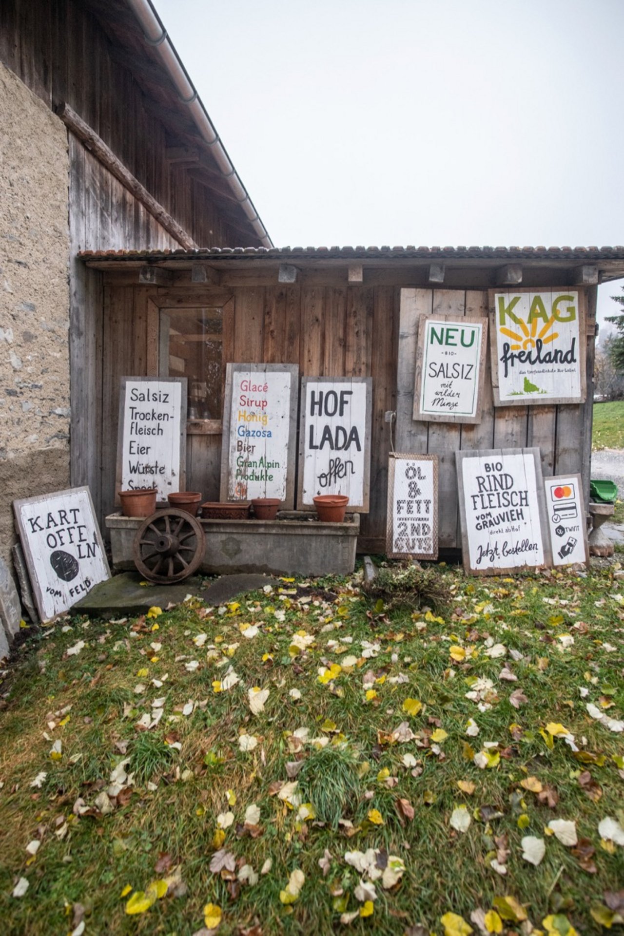 Auf dem Hof Dusch wird das Fleisch direktvermarktet: Hofladen, online, Gastronomie. Weitere Verkaufskanäle sind Granalpin, Biofarm und Naturkraftwerke. Bild: Matthias Nutt