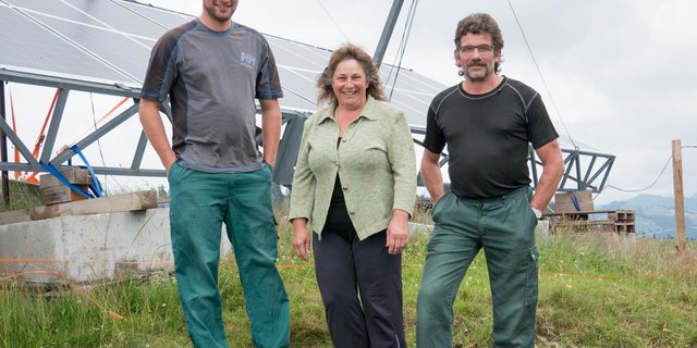 Martin, Bernhard und Marianna Aeschlimann arbeiten seit diesem Jahr auf ihrer Alp mit eigenem Solarstrom, der in einer mobilen Salzbatterie gespeichert wird. (Bild David Eppenberger)