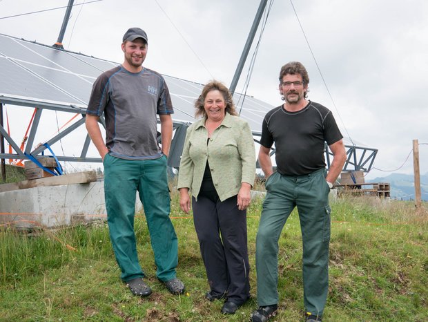 Martin, Bernhard und Marianna Aeschlimann arbeiten seit diesem Jahr auf ihrer Alp mit eigenem Solarstrom, der in einer mobilen Salzbatterie gespeichert wird. (Bild David Eppenberger)