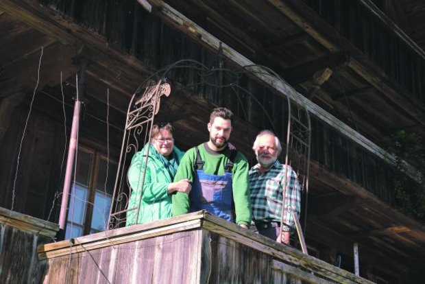 Mutter Ruth und Vater Werner Basler geben dem frischgebackenen Hof-Besitzer, Roger Basler, Rückendeckung. (Bild Peter Fankhauser)