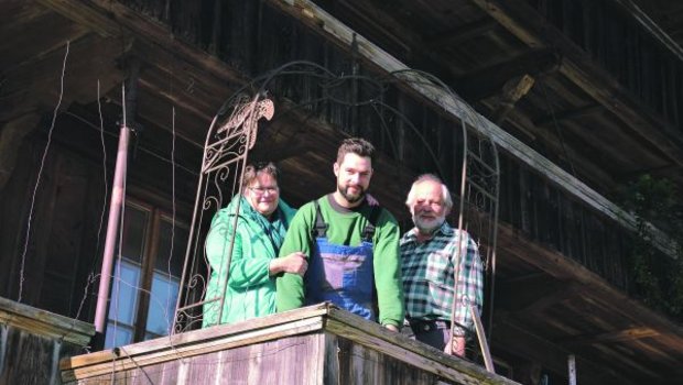 Mutter Ruth und Vater Werner Basler geben dem frischgebackenen Hof-Besitzer, Roger Basler, Rückendeckung. (Bild Peter Fankhauser)