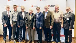 Gruppenbild mit Ehrenmitgliedern (v. l.): SOV-Präsident Jürg Hess, Edi Huber, Bruno Jud, Hans-Ueli Daepp, Bruno Pezzatti, Ernst Möhl, Benno Huber und Direktor Jimmy Mariéthoz.