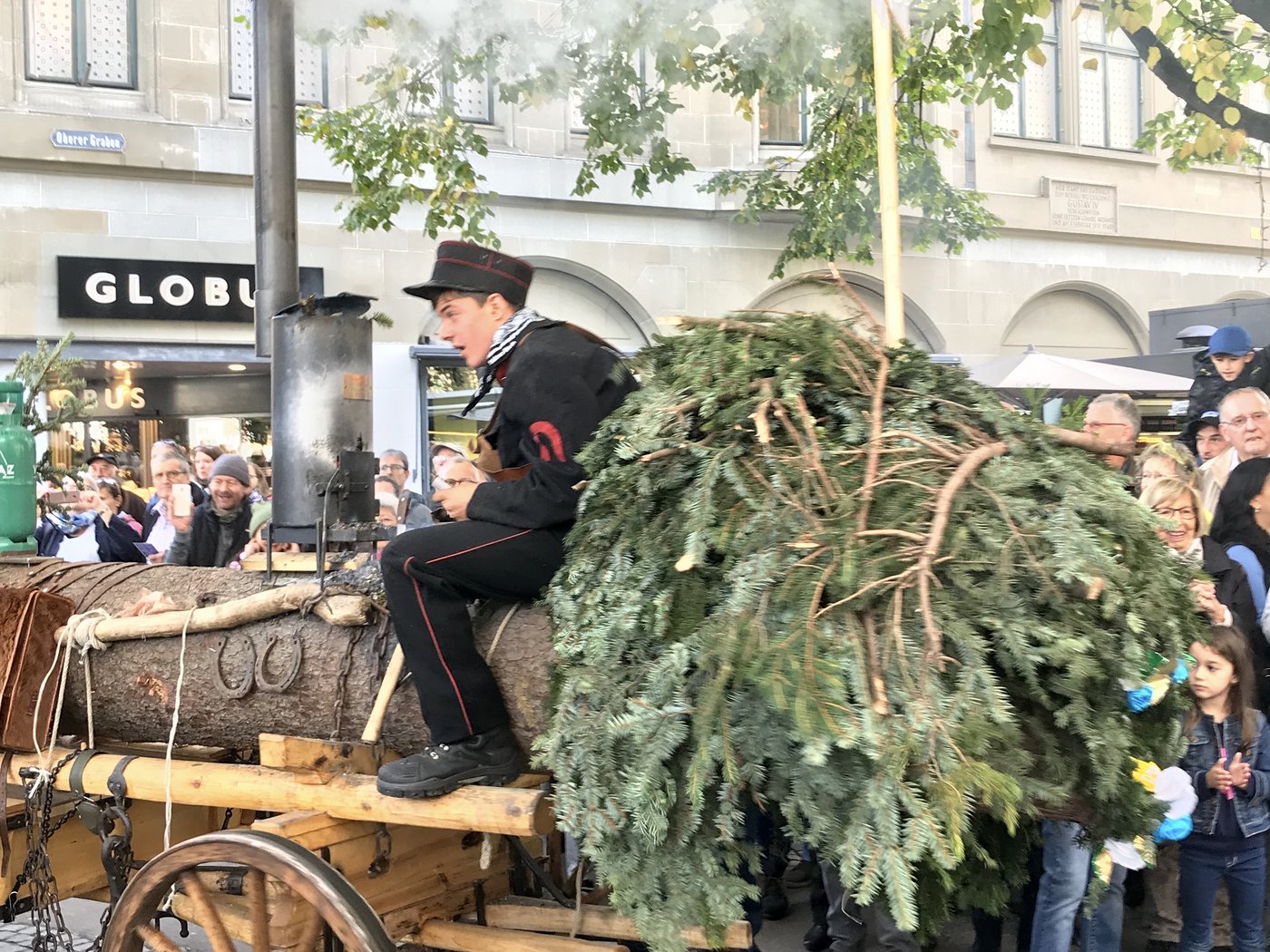 Hier ist der Buebebloch-Baumstamm, den die Knaben aus dem vorherigen Bild ziehen.