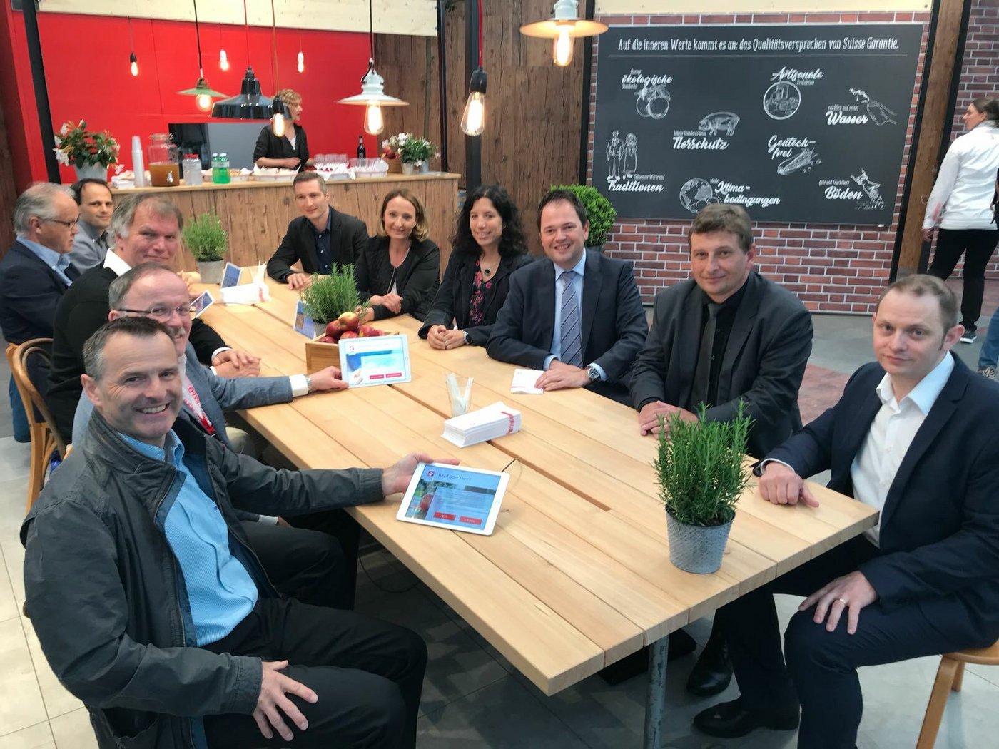 Der Vorstand am neuen Stand von Agromarketing Suisse: Urs Schneider, SBV, Markus Rediger LID, Marcel Portmann,  Proviande, Christoph Beeler, AMS, Reto Grolimund, AMS, François Miéville, Swissmilk, Nicole Schläppi, Swissmilk, Christine Heller, Swisspatat, Stefan Arnold, Swissmilk, Martin Spahr, SCM und Denis Etienne, Swissmilk (im Uhrzeigersinn).