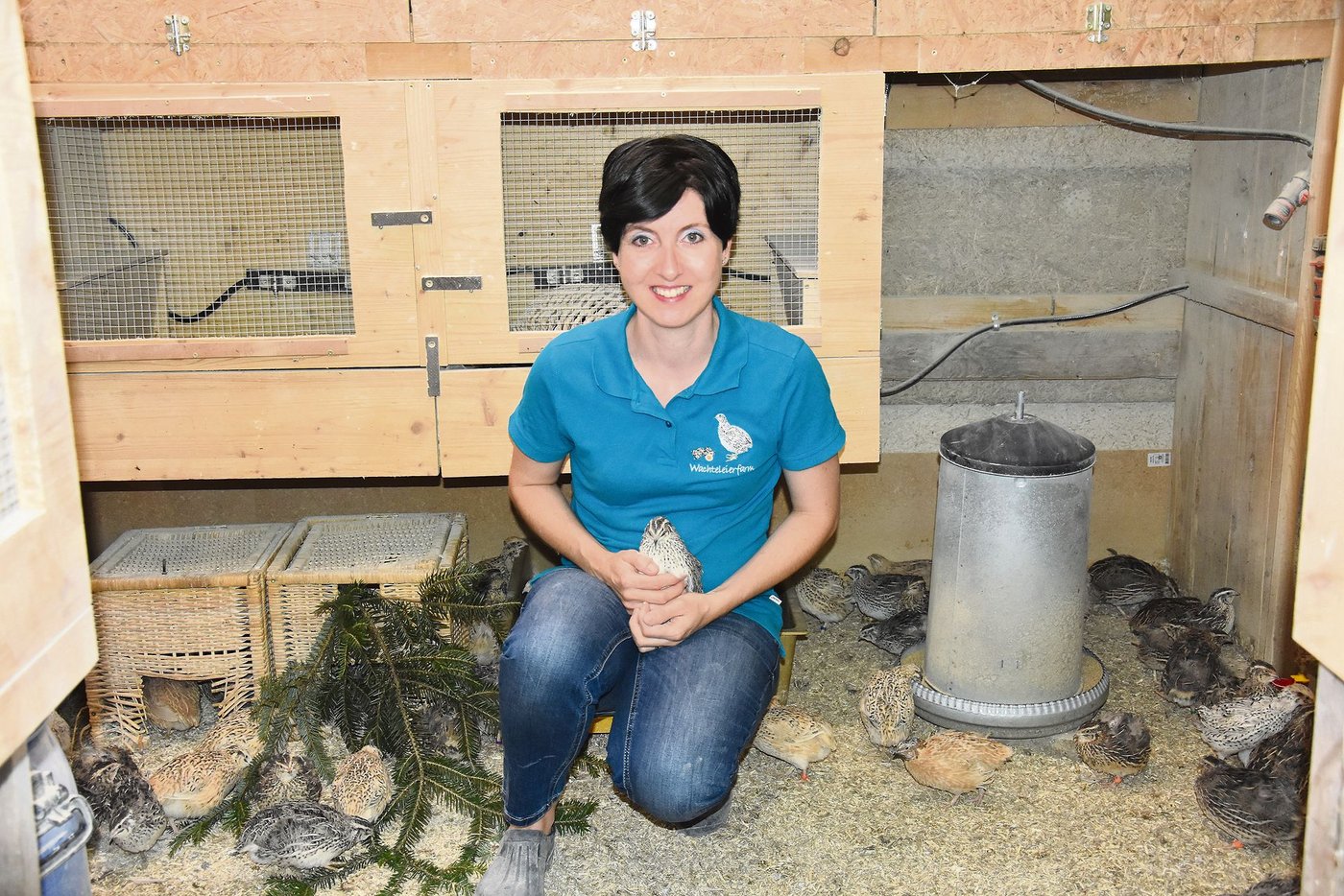 Anita Brülhart mit einer ihrer Wachteln. Alle Tiere in ihrem Stall sind handzahm. (Bild Bettina Mäder)