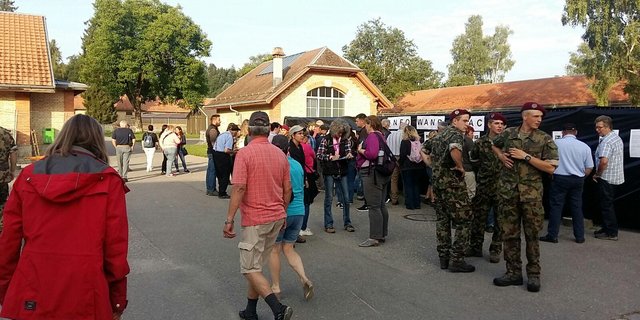 Viele Besucher sind schon eingetroffen. (Bilder sb)