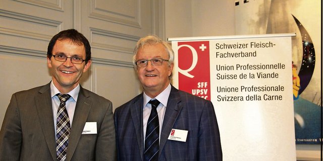 Der Präsident des Schweizer Fleisch-Fachverbandes (SFF), alt Ständerat Rolf Büttiker (rechts), und Ruedi Hadorn, Direktor des SFF, heute morgen an der Jahresmedienkonferenz in Zürich. (Bild: Hans Rüssli)