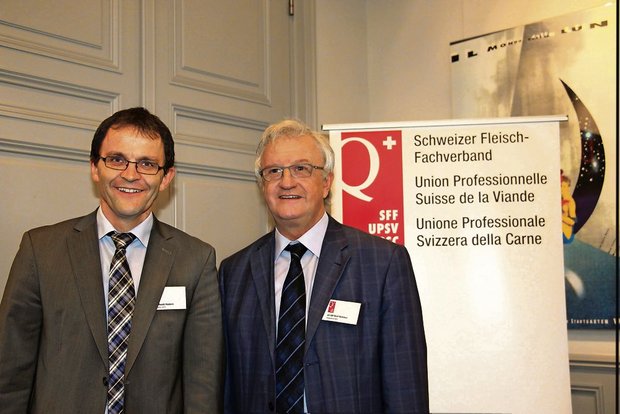 Der Präsident des Schweizer Fleisch-Fachverbandes (SFF), alt Ständerat Rolf Büttiker (rechts), und Ruedi Hadorn, Direktor des SFF, heute morgen an der Jahresmedienkonferenz in Zürich. (Bild: Hans Rüssli)