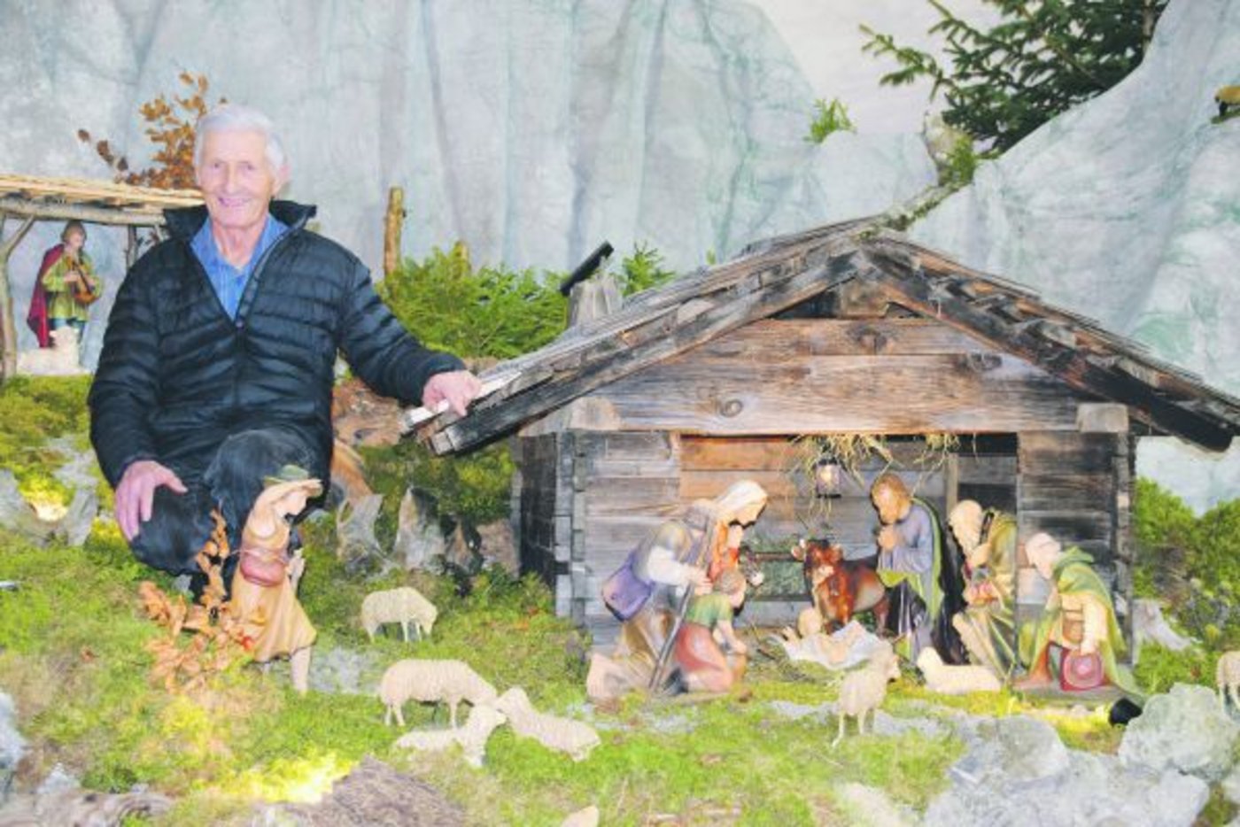 Martin Schuwey mit seinem Herzensprojekt, der Krippenlandschaft in der Kirche Jaun. (Bild Julia Overney)