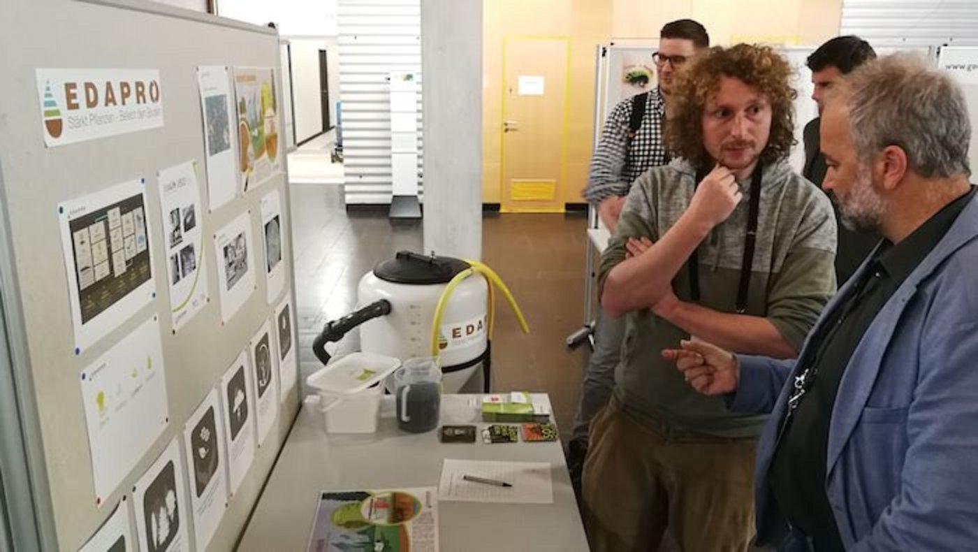 Der neue Swiss Food Research Präsident Fabian Wahl (rechts) informiert sich am Stand von Edapro GmbH. (Bild sbu)