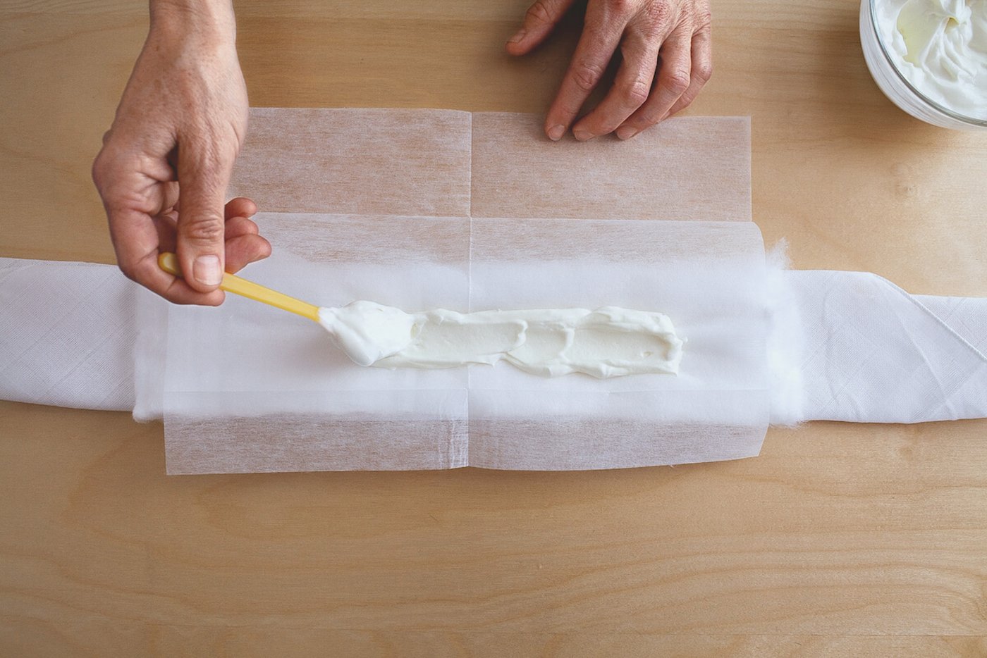 Ein Wickel mit Magerquark kann bei Halsschmerzen Linderung bringen. 